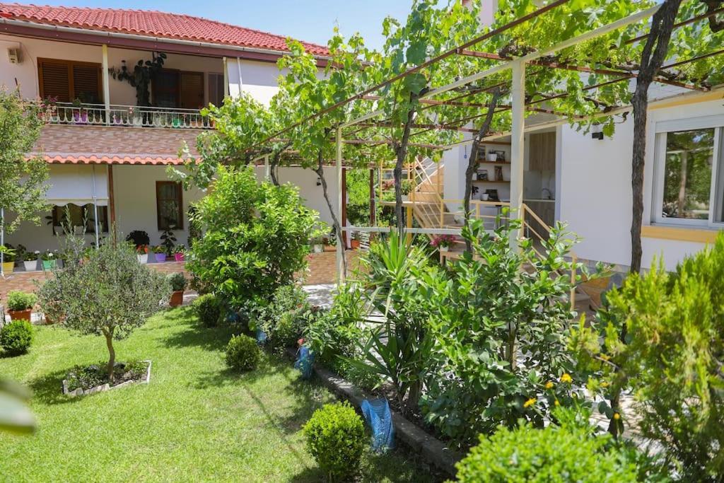 Cereni Guesthouse Берат Экстерьер фото